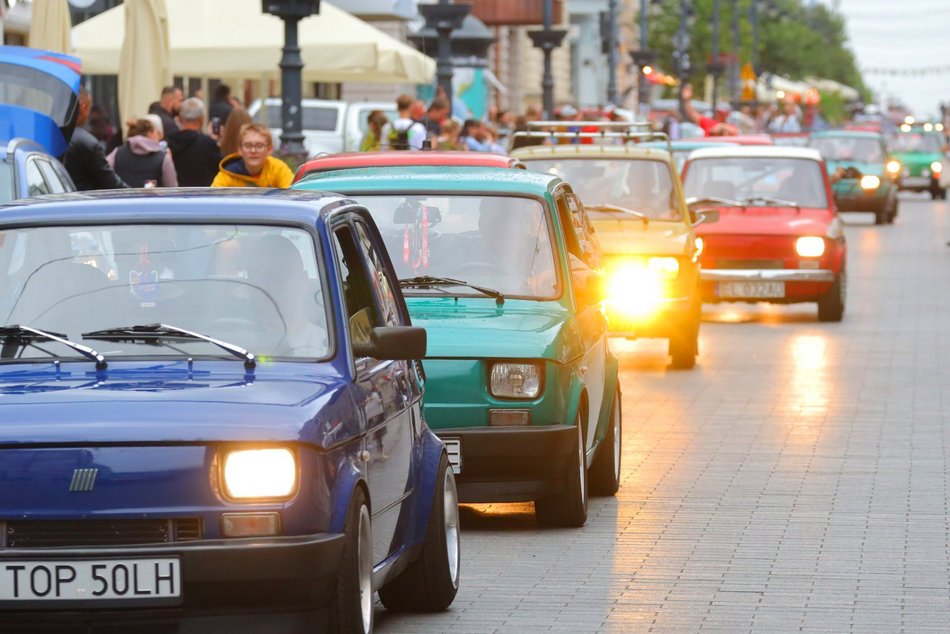 Parada Maluchów w Łodzi 2023. Kolorowe auta przejechały ulicami centrum