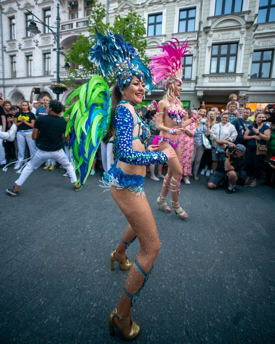 ludzie tańczący sambę na ulicy