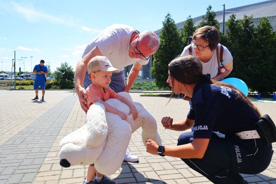 Piknik rodzinny "Bezpieczne wakacje z mundurem" pod Atlas Areną
