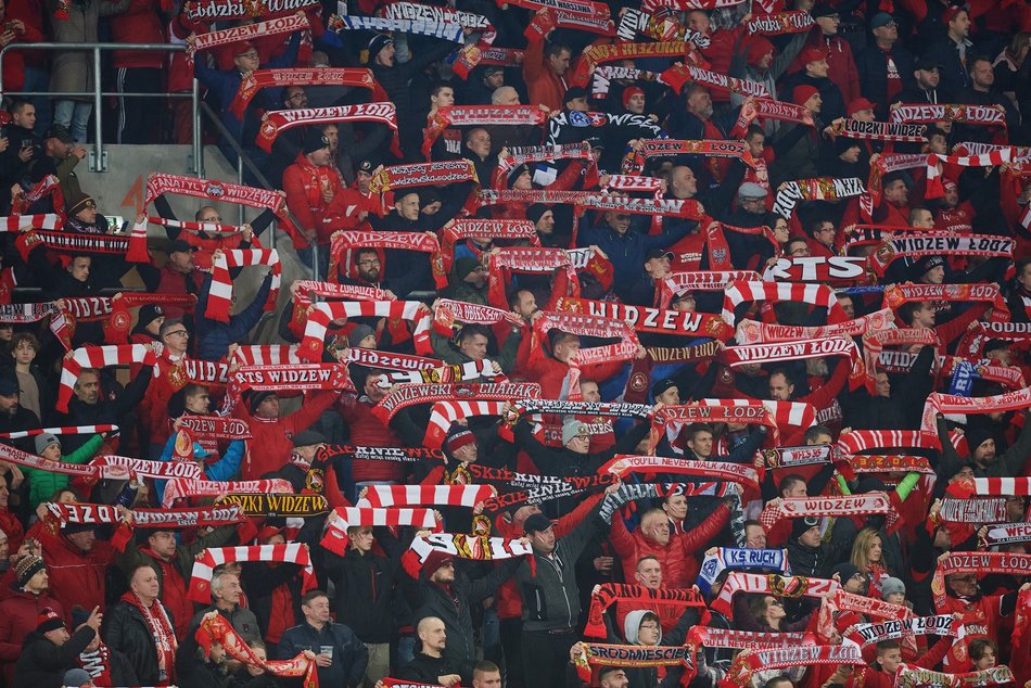 zdjęcia kibiców na trybunach