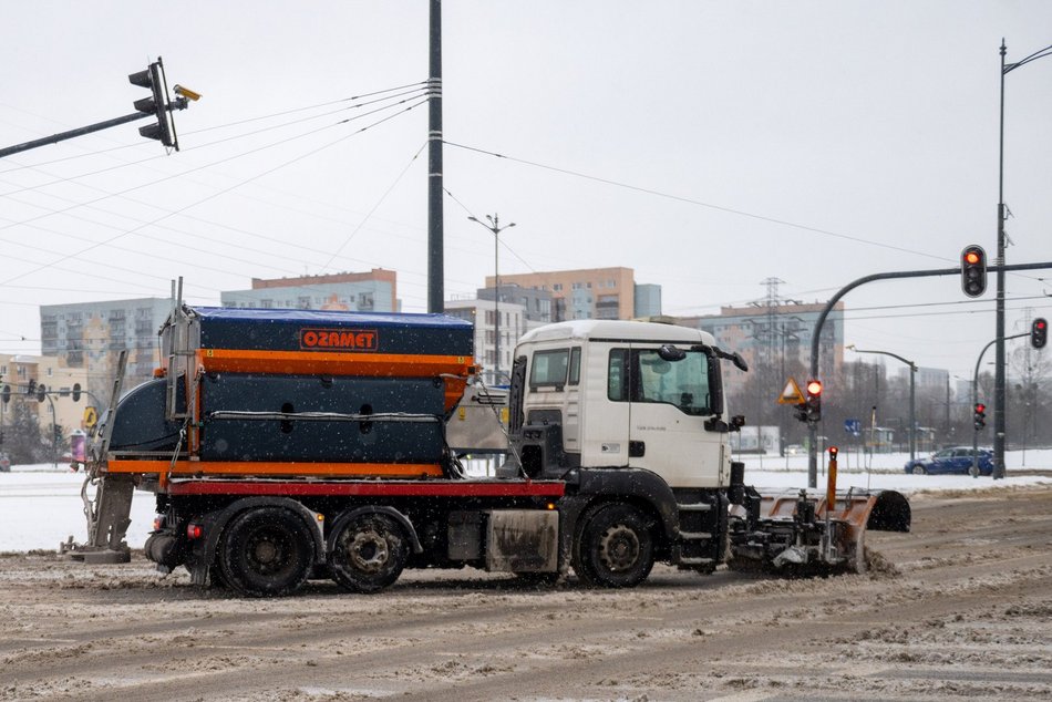 Zima w Łodzi nie odpuszcza. Drogowcy pracowali w nocy, by zapobiec gołoledzi!