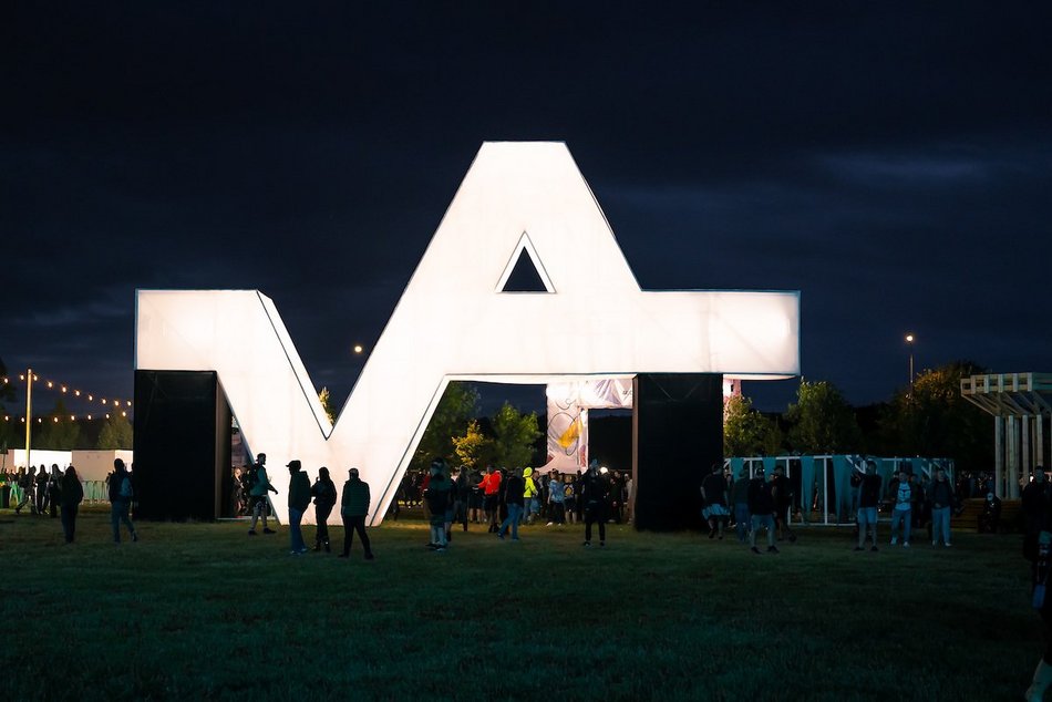 Łódź. Audioriver 2025 w Łodzi. Roztańczony tłum na pierwszym dniu festiwalu