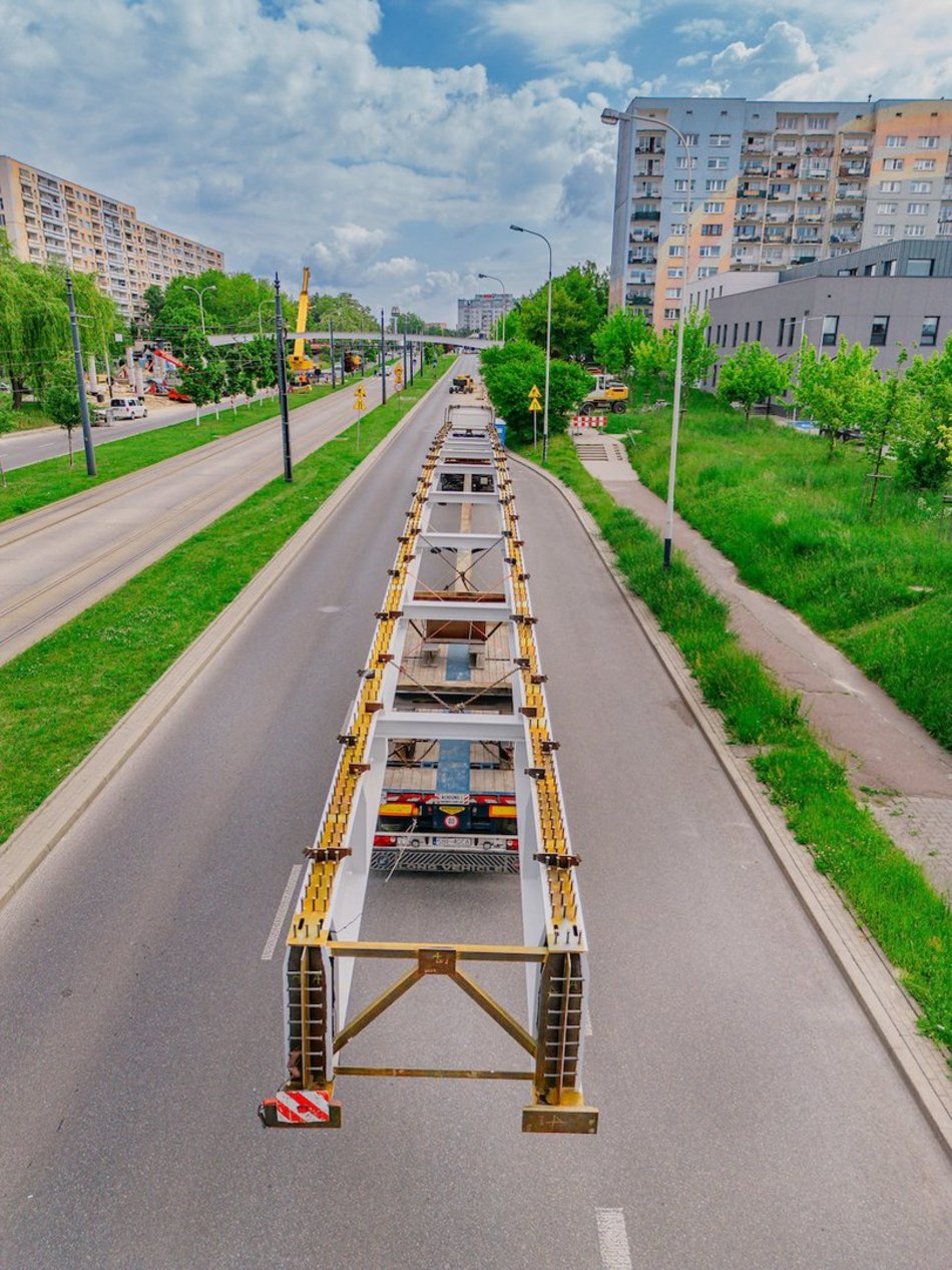 Łódź. Budowa kładek na Wyszyńskiego. Nad ulicą widać już całe konstrukcje