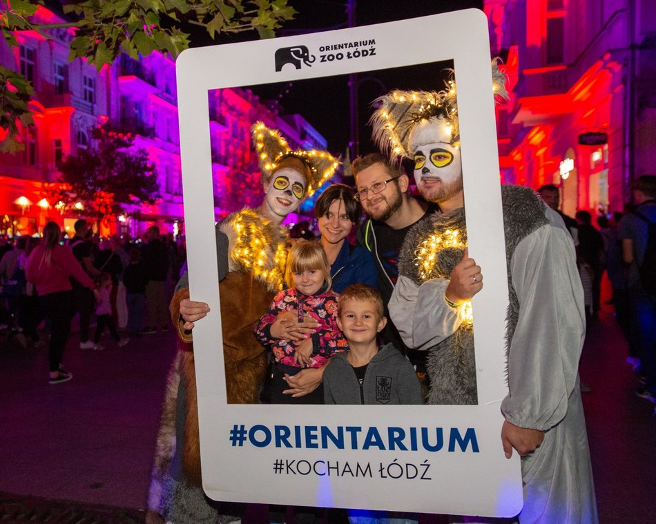 ludzie na festiwalu światła w Łodzi