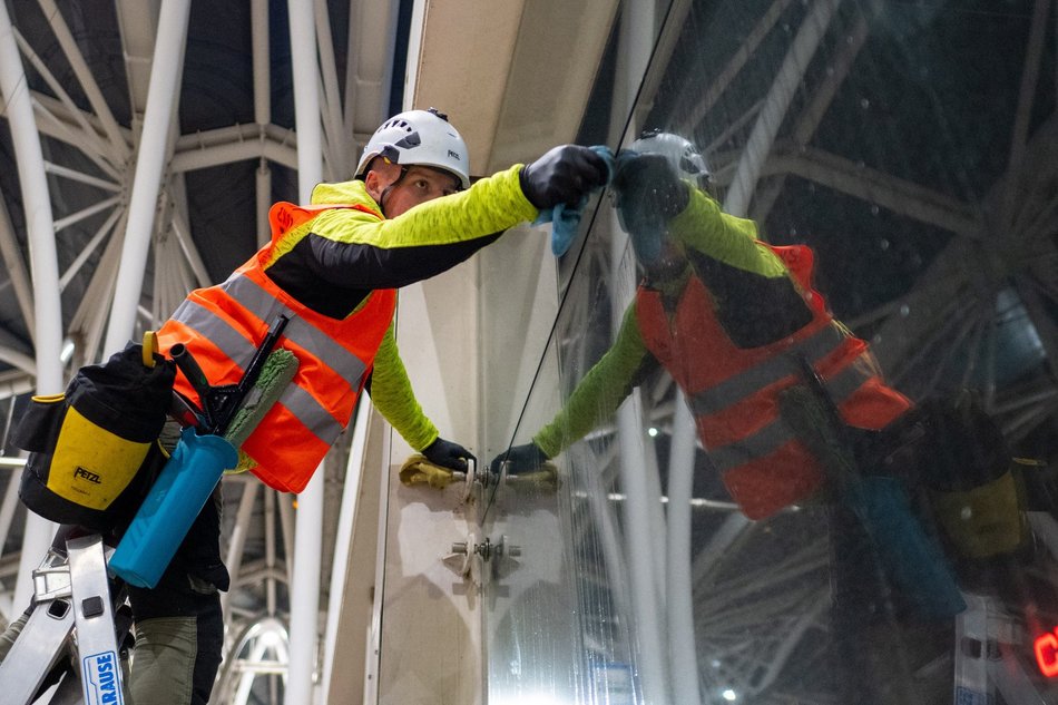 Stajnia Jednorożców w Łodzi wymyta na błysk! Zobacz te prace na wysokościach
