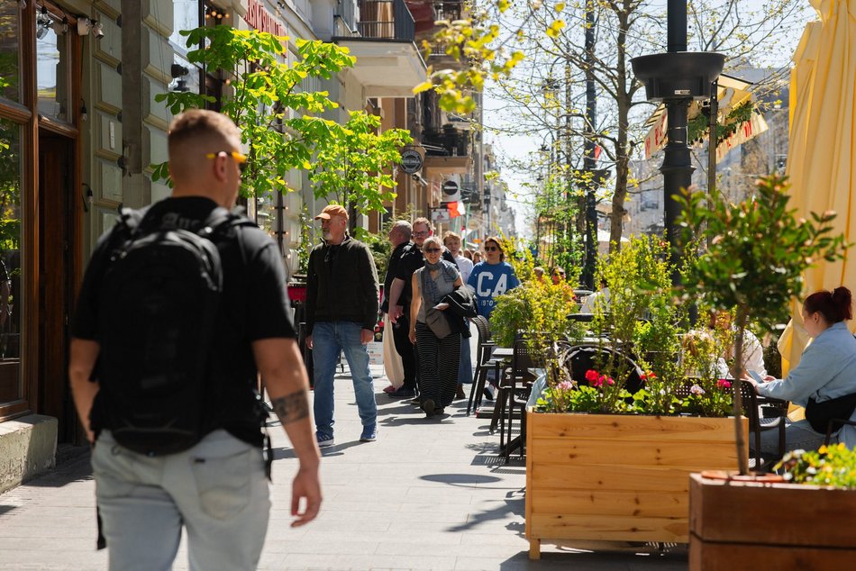 Łódź. Majówka na Piotrkowskiej w Łodzi. Tłumy spacerowiczów od rana do wieczora!
