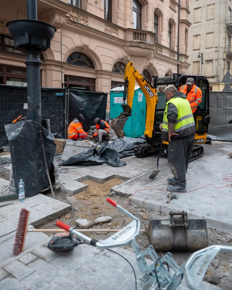 Łódź. Ruszył montaż słupków na Piotrkowskiej