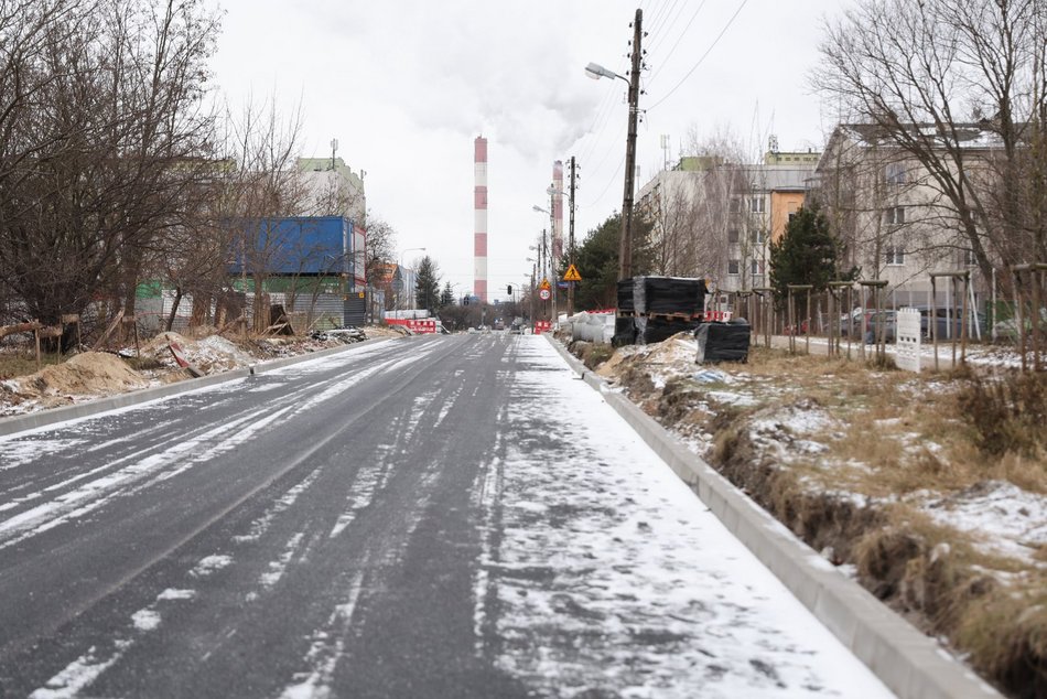 Łódź. Nowy asfalt na Zakładowej w Łodzi. Remont ważnej ulicy na Olechowie bliżej finiszu
