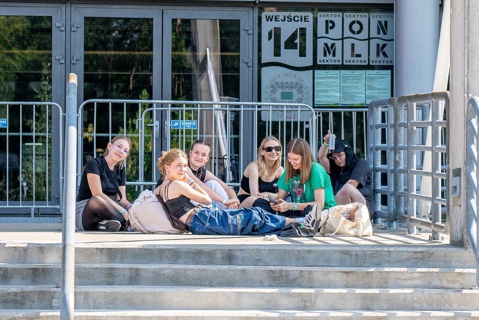 Tłumy fanek Louisa Tomlinsona przed Atlas Areną