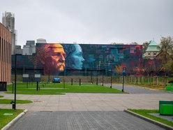 Nowy mural w Łodzi! Ludwik Grohman został uwieczniony na ścianie ŁSSE przy Tymienieckiego