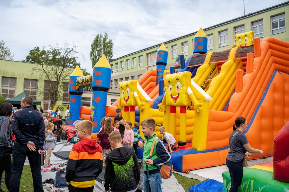 Łodzianie bawiący się na rodzinnym pikniku z okazji 600. Urodzin Łodzi