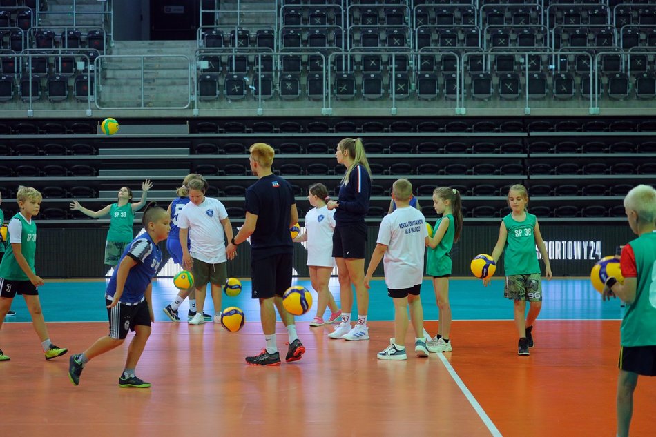dzieci trenujące siatkówkę