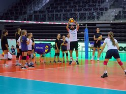 dzieci trenujące siatkówkę