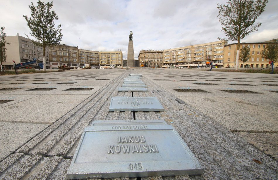 montaż kostek na placu