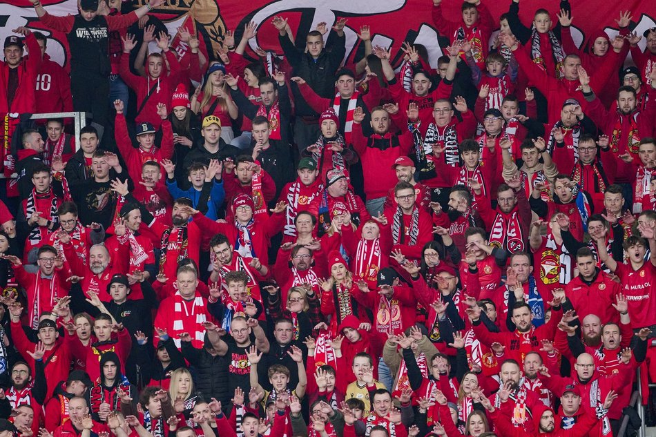 kibice na trybunach stadionu