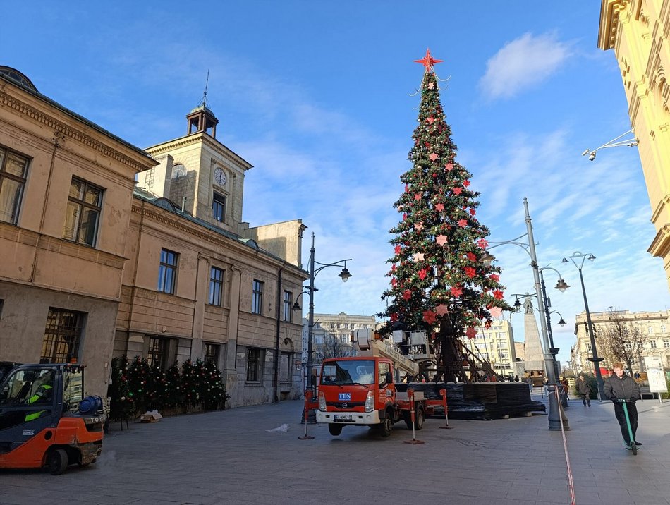 Łódź. Choinka na Piotrkowskiej prawie gotowa