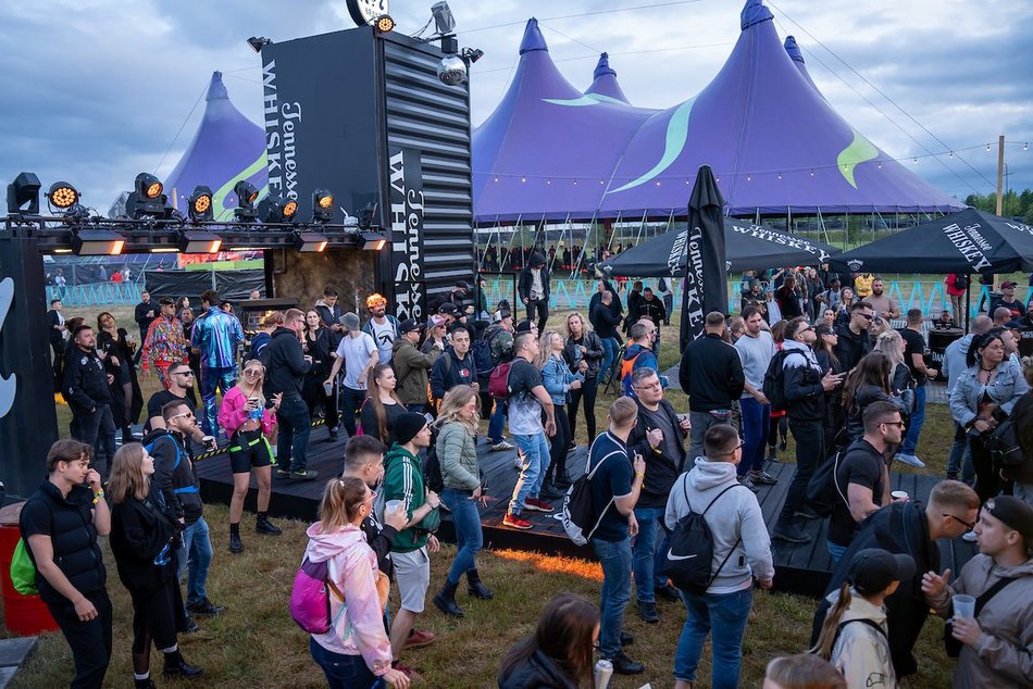 Łódź. Audioriver 2025 w Łodzi. Roztańczony tłum na pierwszym dniu festiwalu