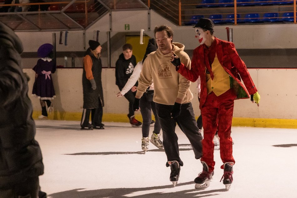 Łódź. Halloween na lodowisku Bombonierka w Łodzi. Królestwo duchów i zjaw na lodzie