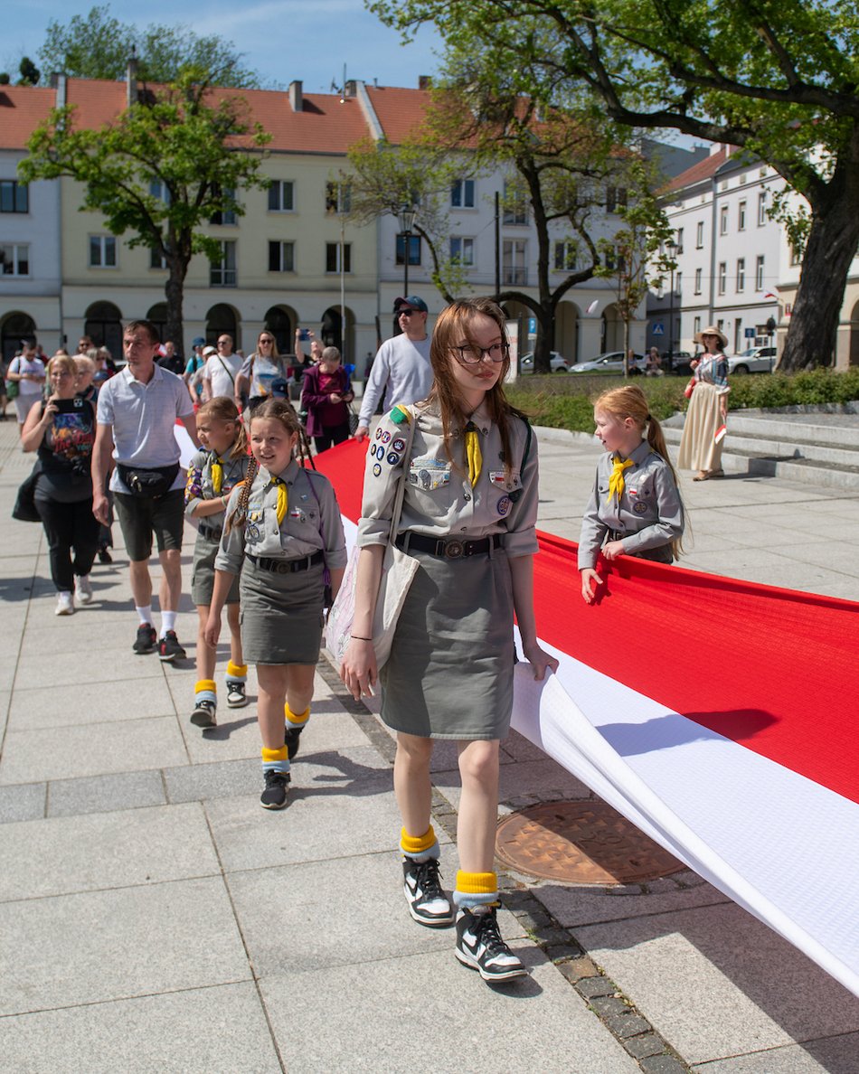 Łódź biało-czerwona. Ulicami miasta przeszedł marsz z okazji Dnia Flagi Rzeczypospolitej Polskiej