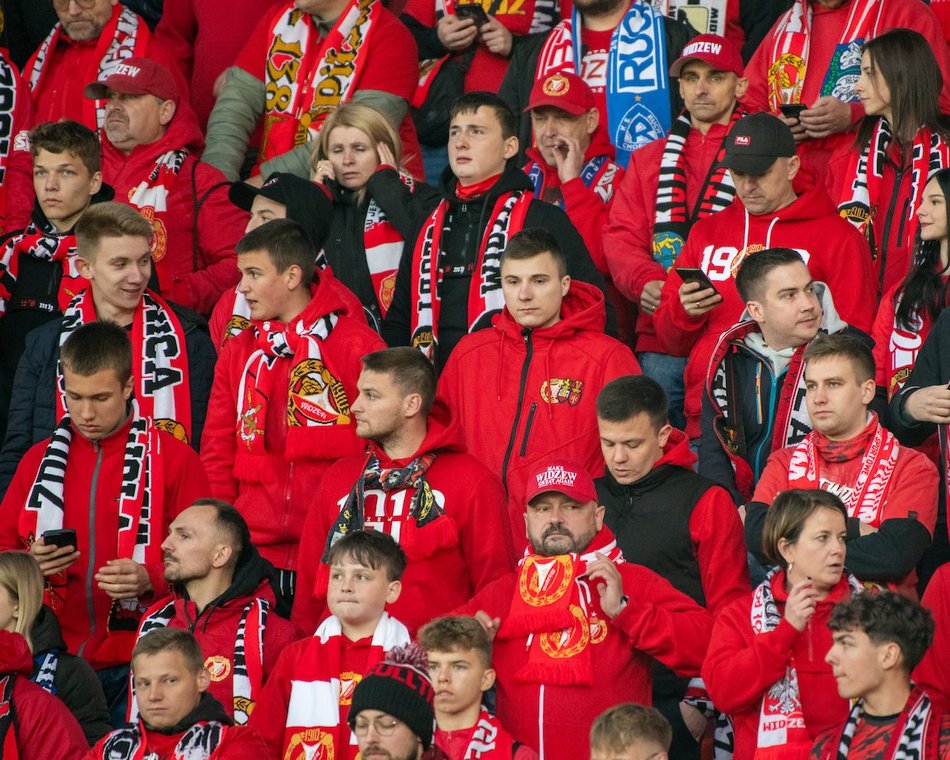 Łódź. Kibice na meczu Widzewa Łódź z Legią Warszawa. Byłeś? Odszukaj się w galerii
