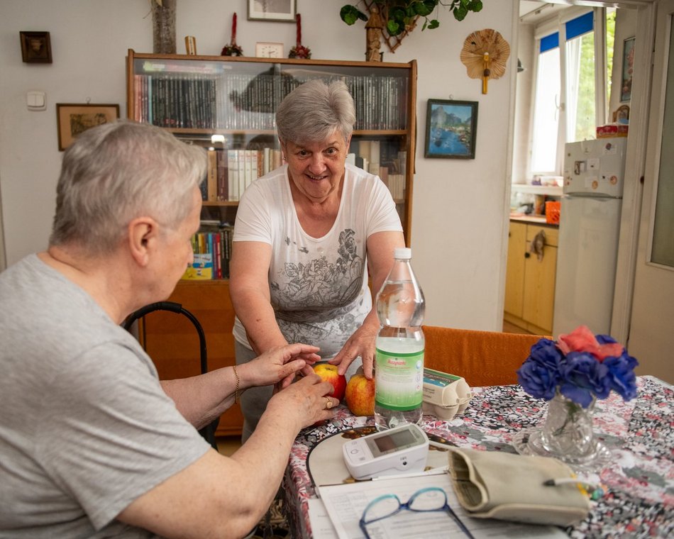 Łódź. Bądź jak pani Liliana i pomagaj sąsiadom! Skorzystaj z programu usług sąsiedzkich MOPS w Łodzi