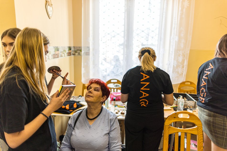 [Translate to Ukraiński:] Zajęcia z makijażu dla seniorek