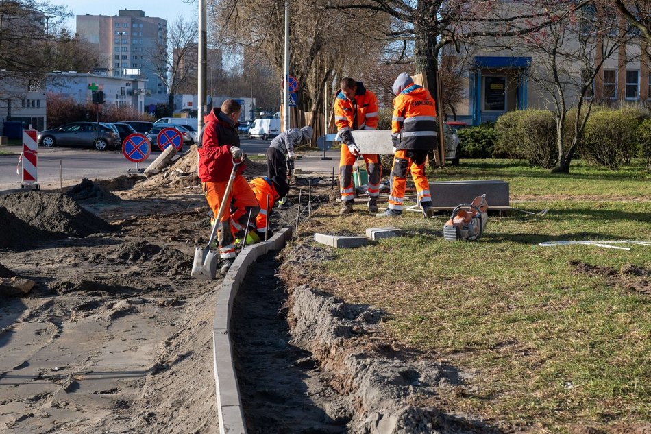 Łódź. Remont Bartoka w Łodzi. Jest już pierwsza warstwa jezdni, trwa budowa parkingów i chodników