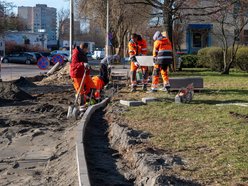 Łódź. Remont Bartoka w Łodzi. Jest już pierwsza warstwa jezdni, trwa budowa parkingów i chodników