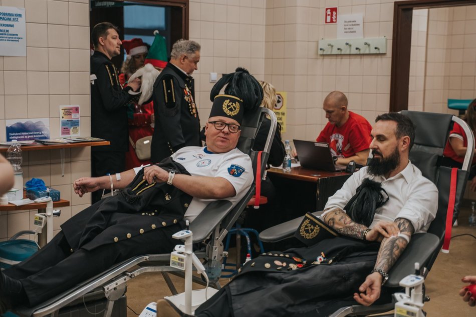 Łódź. Tradycja podtrzymana! Górnicy z Bełchatowa oddali krew i odwiedzili dzieci w Szpitalu Matki Polki w Łodzi