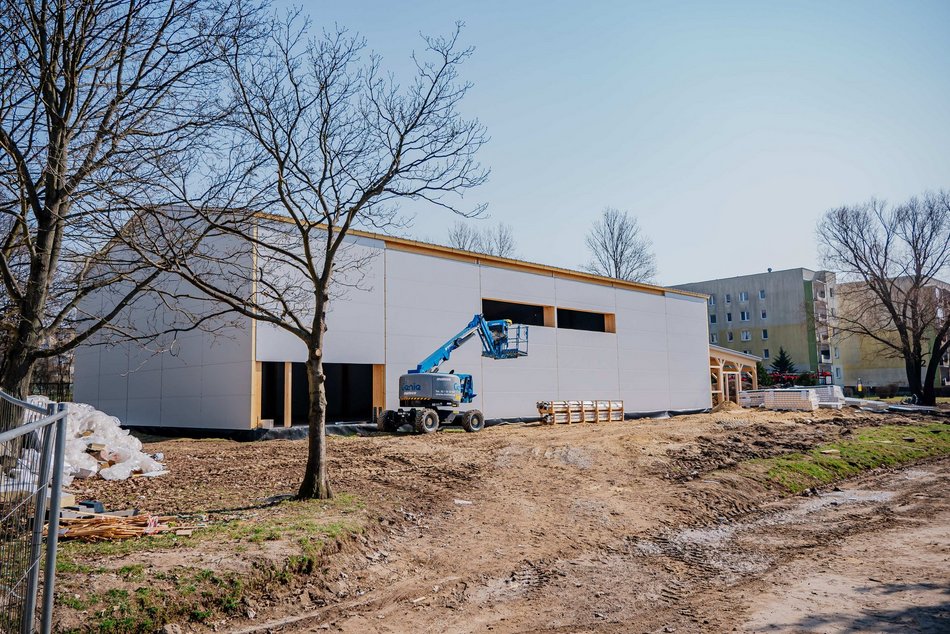 Łódź. Nowa hala sportowa przy Szkole Podstawowej nr 67 w Łodzi pnie się w górę. Kiedy otwarcie?