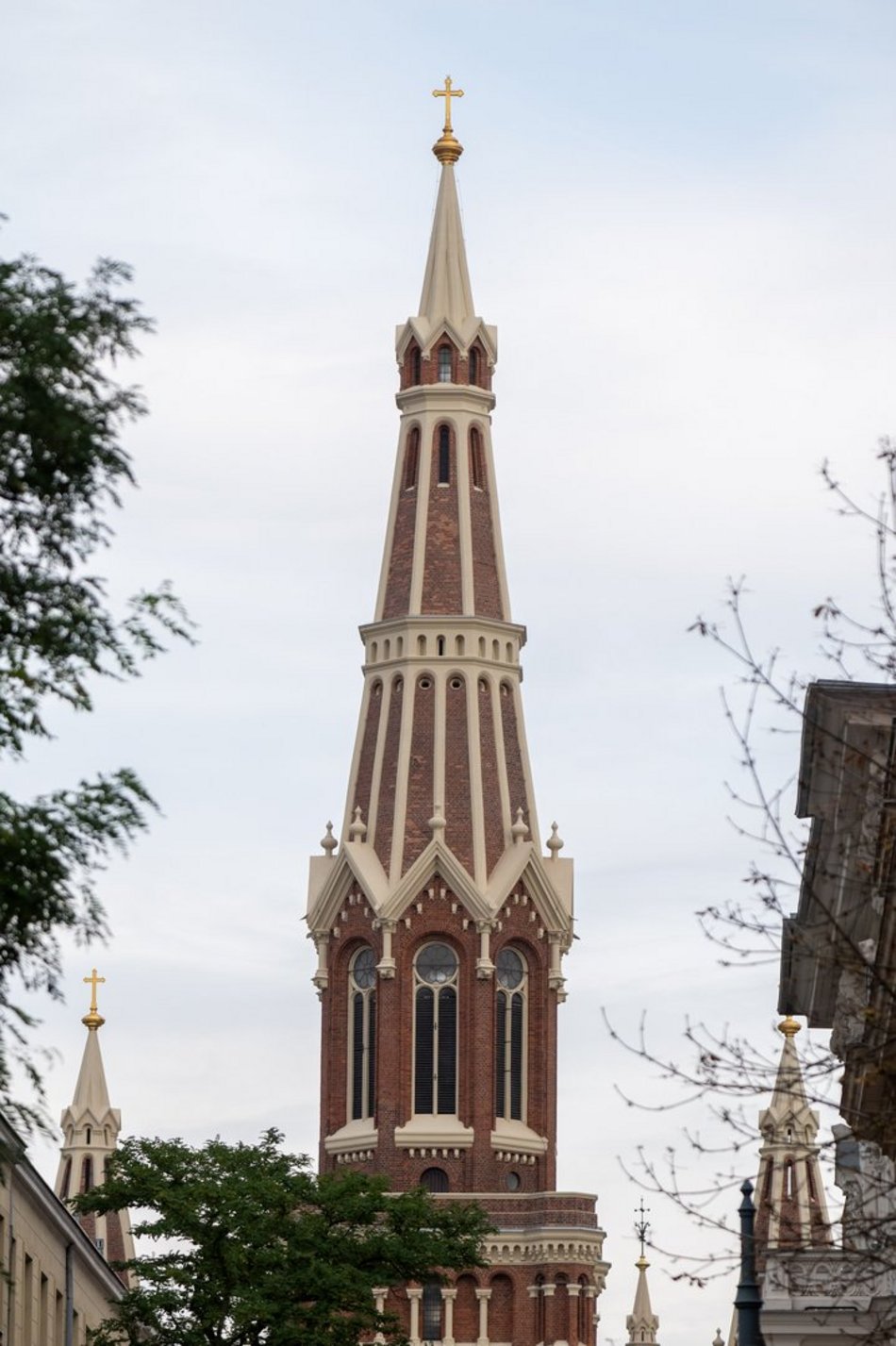 Kościół przy Sienkiewicza w Łodzi po remoncie. Jego wieże znów lśnią