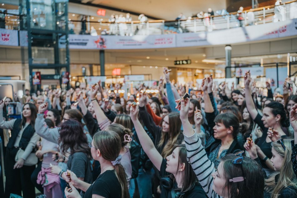 Łódź. Rekord malowania ust w Manufakturze w Łodzi pobity! Byłaś? Znajdź się na zdjęciach!