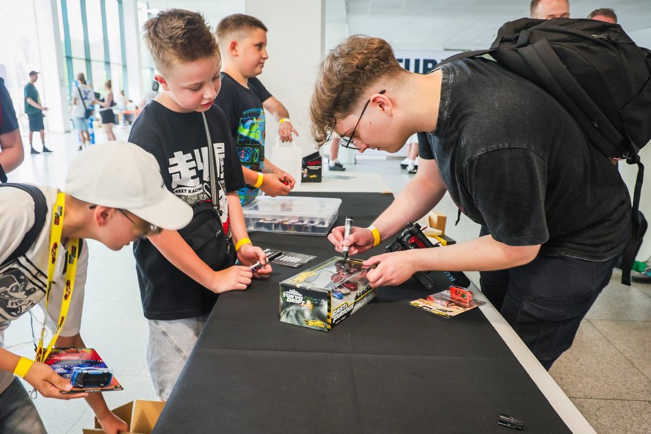 Łódź. Hot Wheels opanowały halę Expo Łódź! Setki miniatur aut, wyścigi na żywo i nie tylko!