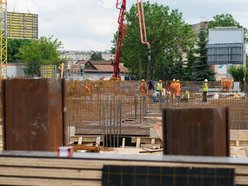 Łódź. Ekspresowa budowa mieszkań miejskich przy Pabianickiej. Powstał garaż, trwa wznoszenie pięter!