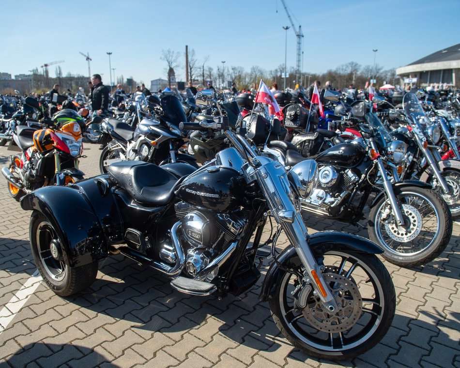 Parada motocyklistów przejechała ulicami Łodzi. Sezon rozpoczęty! Byłeś?