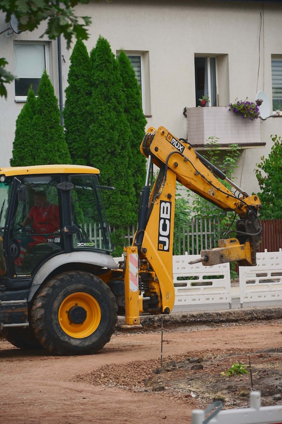 Łódź. Remont Źródłowej. Jest już nowy chodnik. Czas na parkingi i przystanki MPK Łódź
