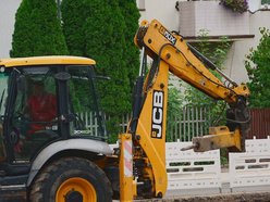 Łódź. Remont Źródłowej. Jest już nowy chodnik. Czas na parkingi i przystanki MPK Łódź