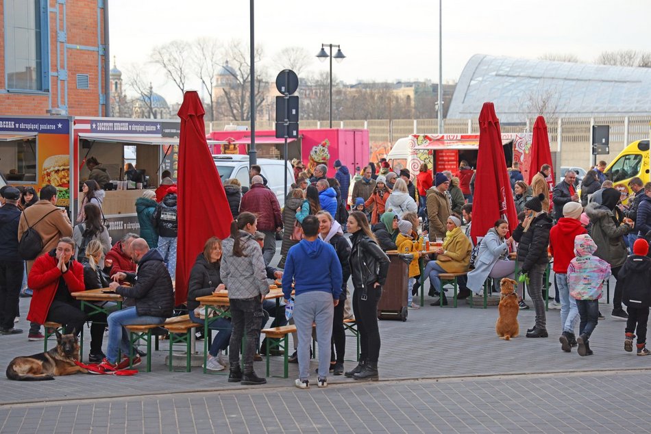 Łódź. Zlot food trucków w EC1 Łódź. Amerykańskie burgery, belgijskie frytki, hiszpańskie churrosy i więcej