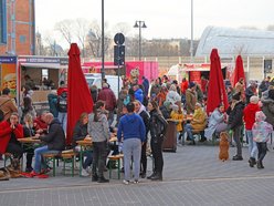 Łódź. Zlot food trucków w EC1 Łódź. Amerykańskie burgery, belgijskie frytki, hiszpańskie churrosy i więcej