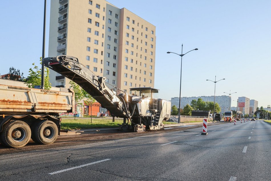 Łódź. Wieczorny remont Rokicińskiej w Łodzi. Kiedy drogowcy położą nowy asfalt?