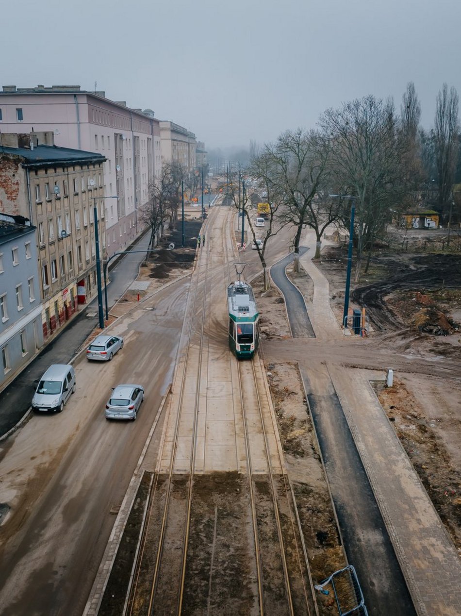 tramwaj na ulicy z lotu ptaka