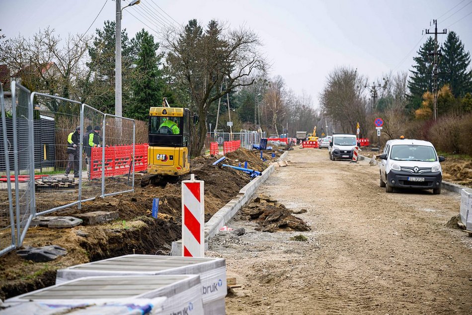 Łódź. Nowa podbudowa drogi, krawężniki i płyty postojowe dla MPK Łódź na Biegunowej