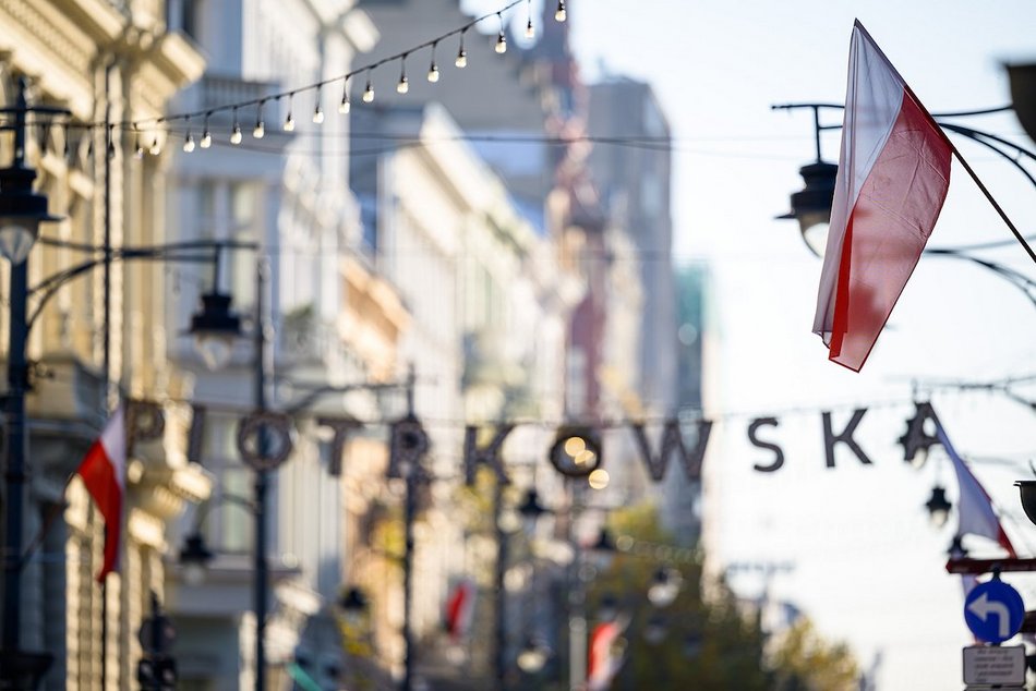 Łódź. Biało-czerwono na Piotrkowskiej. Flagi z okazji Święta Niepodległości