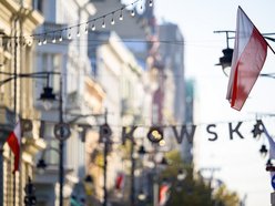 Łódź. Biało-czerwono na Piotrkowskiej. Flagi z okazji Święta Niepodległości