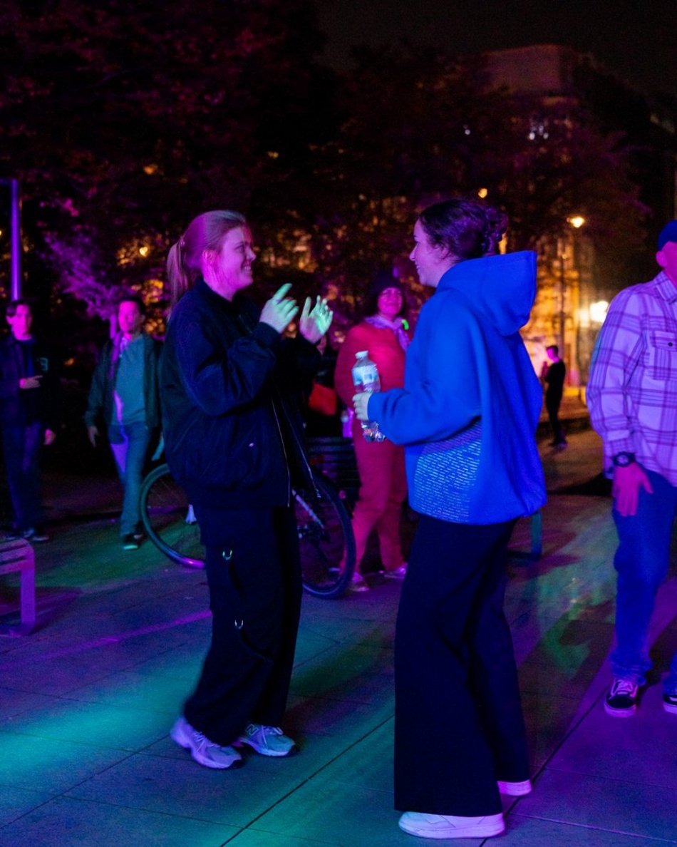 ludzie na festiwalu światła w Łodzi