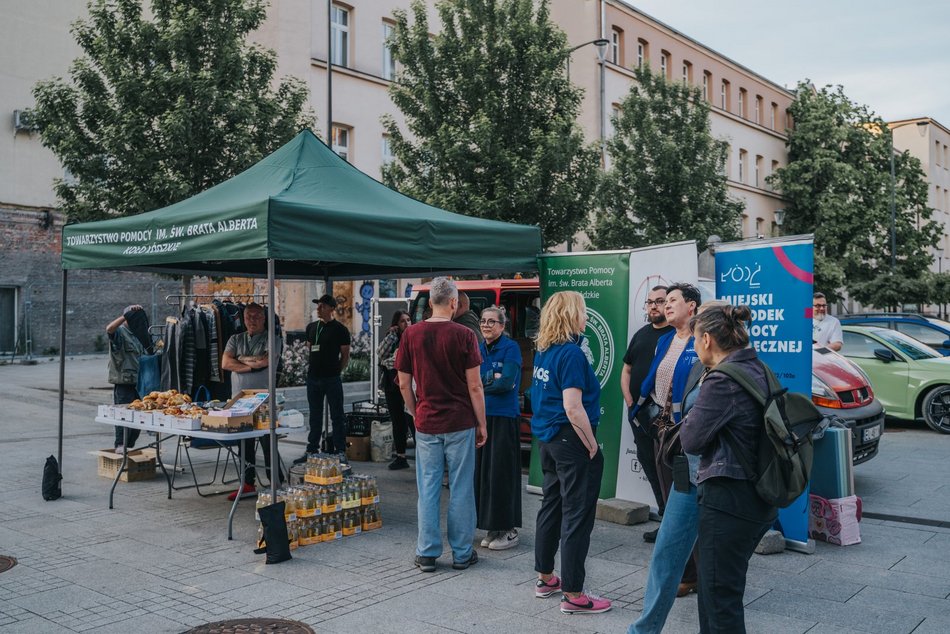 Łódź. Namiot Pełen Wsparcia w Pasażu Schillera już działa! Specjaliści pomagają potrzebującym