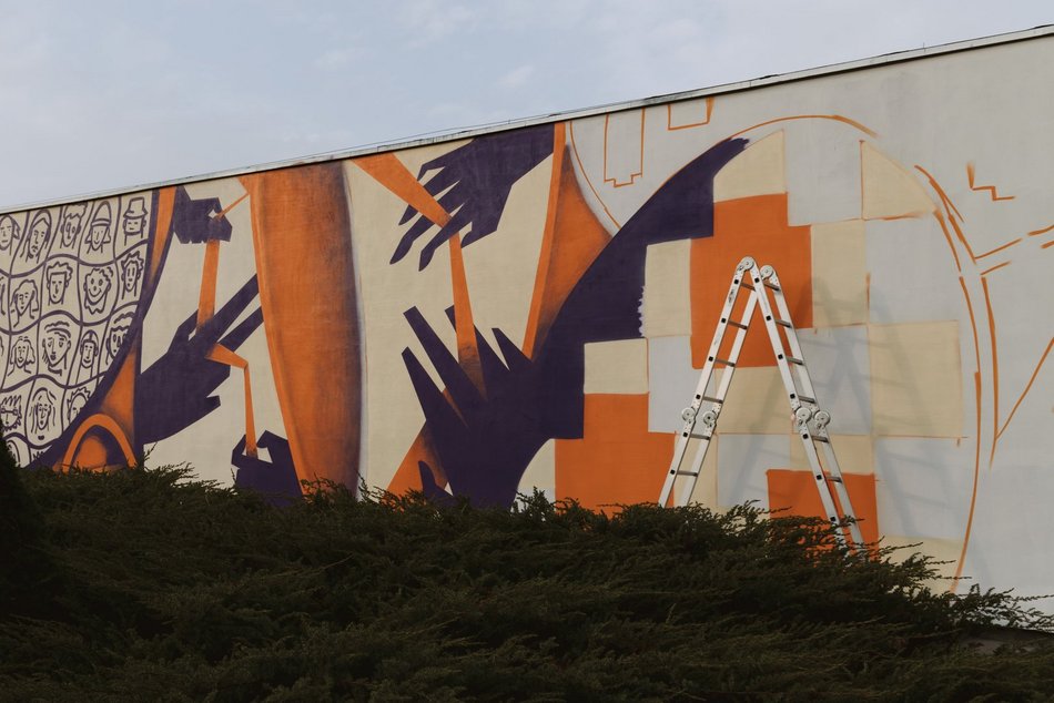 Łódź. Nowy mural na Lumumbowie w Łodzi. Studenci zostawili na ścianie swój ślad i to dosłownie