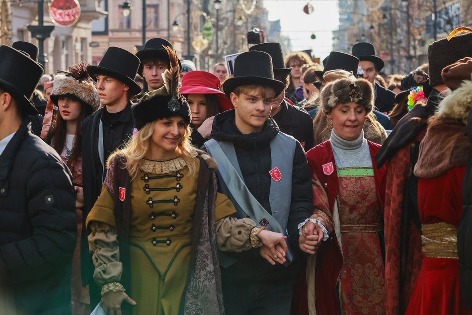 Łódź. Polonez dla Łodzi. Tłumy maturzystów zatańczyły na Piotrkowskiej. Razem z nimi łodzianie!