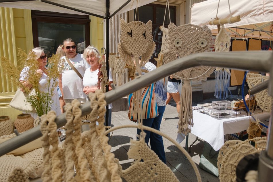 Łódź. Rękodzielnia na Piotrkowskiej w Łodzi. Kilkadziesiąt stoisk i różnorodny asortyment