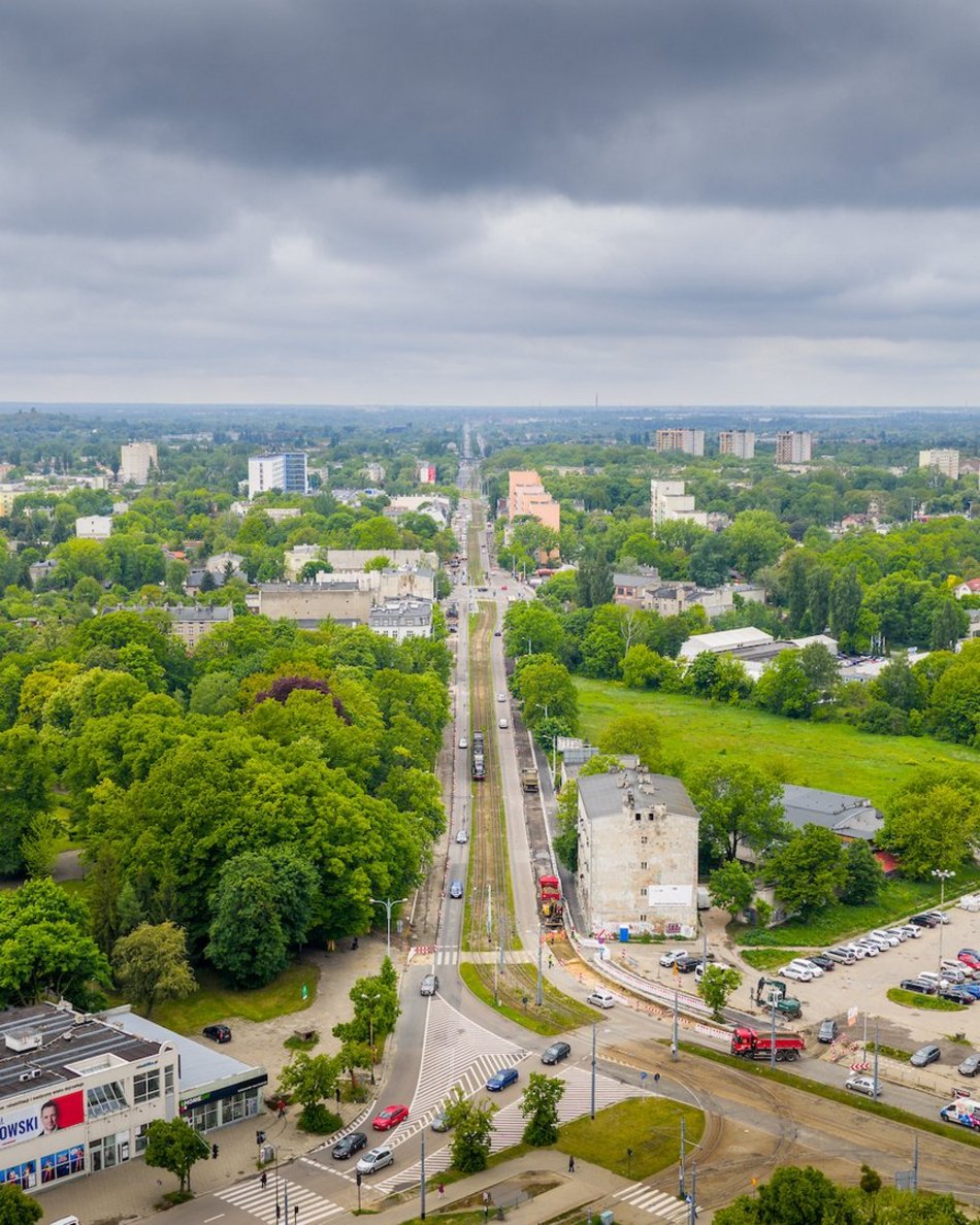 Łódź. Remont Pabianickiej nie zwalnia tempa. Nowe krawężniki, chodnik i nawierzchnia